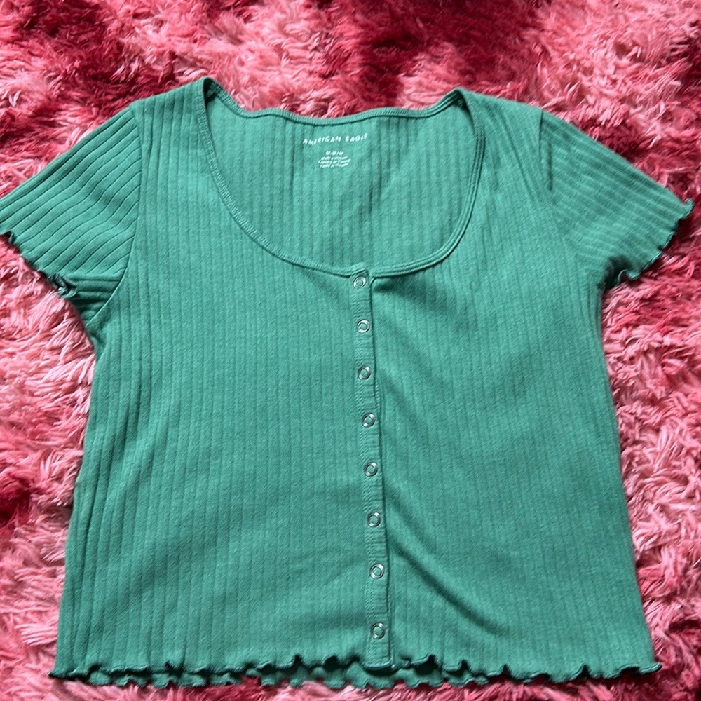 green American eagle shirt has buttons